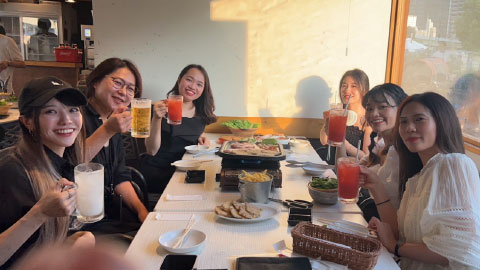 飲食店での飲み会の様子