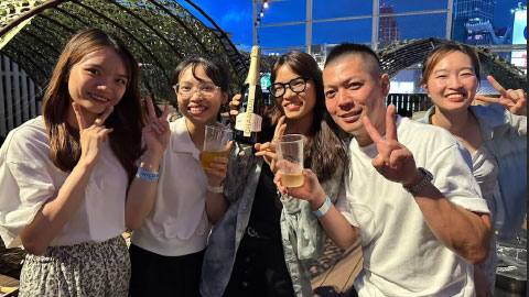 屋外での飲み会の様子